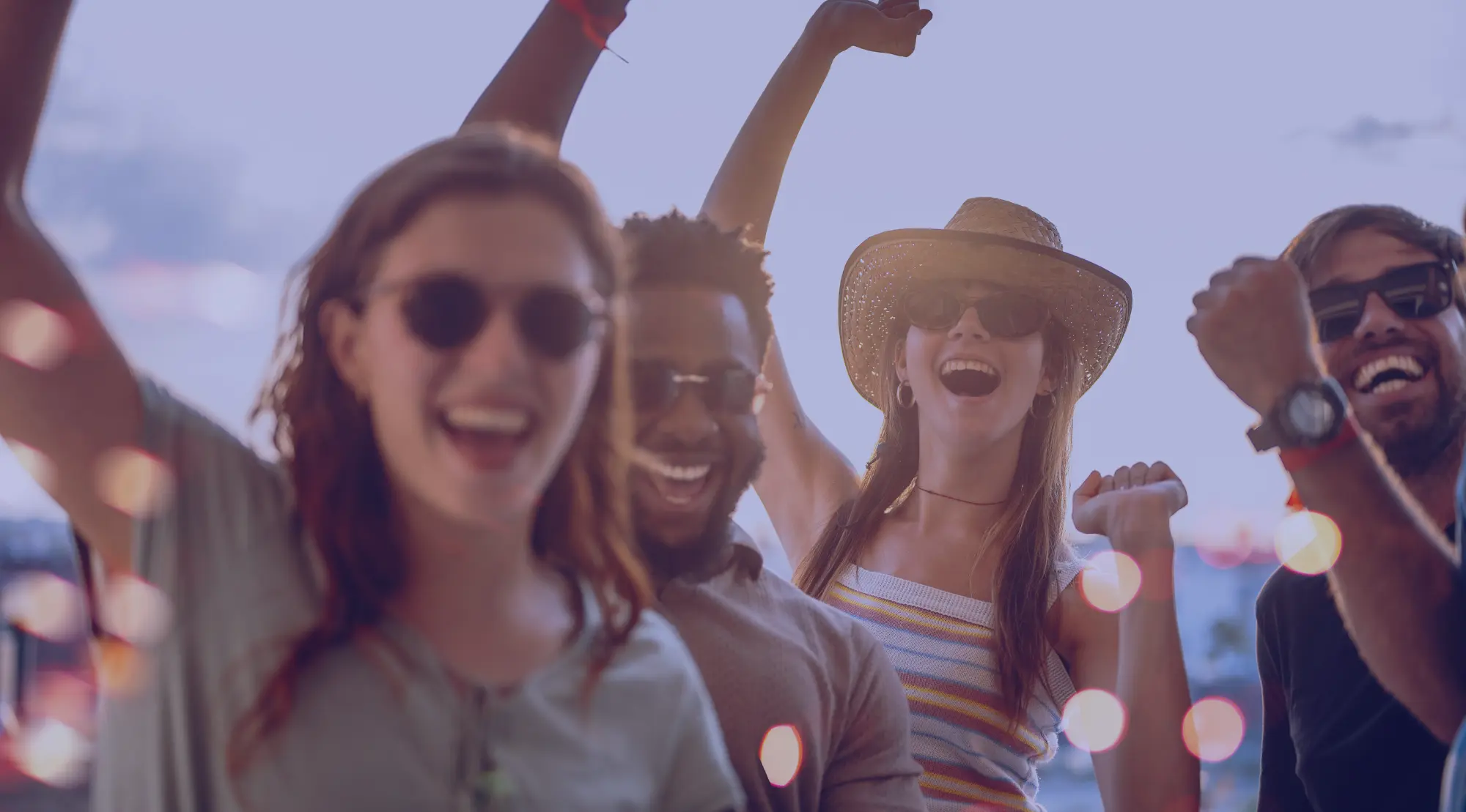 Freunde feiern ausgelassen gemeinsam auf einem Festival.