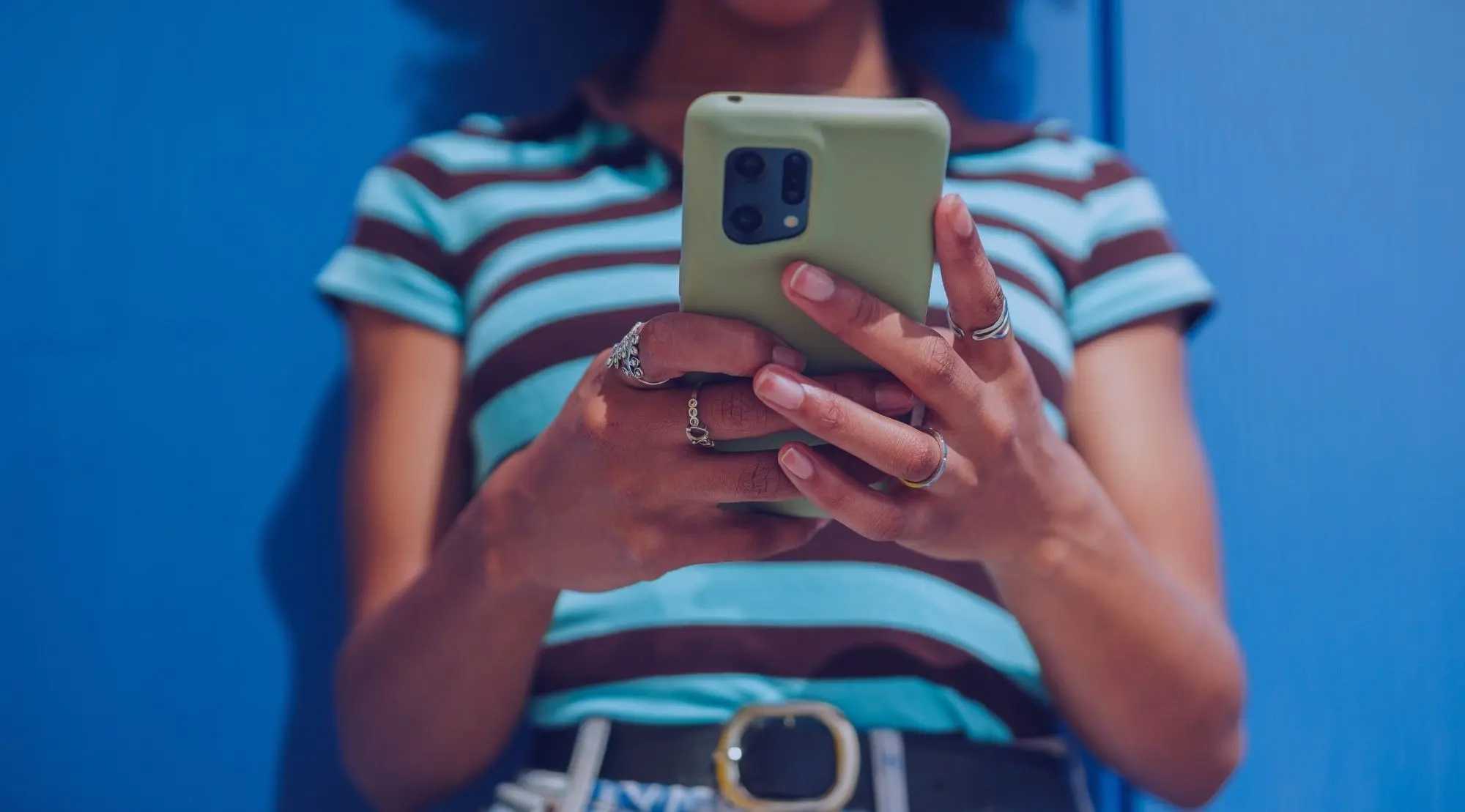 Person nutzt ein Smartphone für digitales Eventmarketing